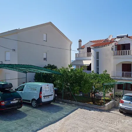 Natali 公寓 特罗吉尔